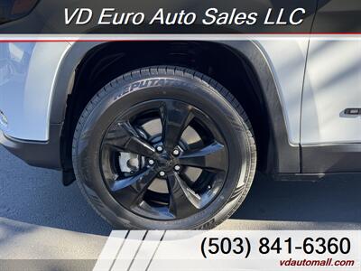 2019 Jeep Cherokee Latitude Plus  4X4 CLEAN TITLE! - Photo 11 - Portland, OR 97218