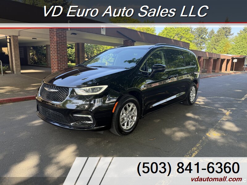 2022 Chrysler Pacifica Touring L  -CLEAN TITLE! - Photo 1 - Portland, OR 97218