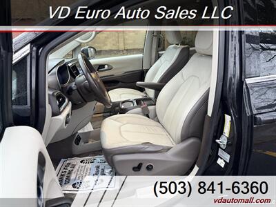2017 Chrysler Pacifica Touring Plus -CLEAN TITLE! - Photo 10 - Portland, OR 97218