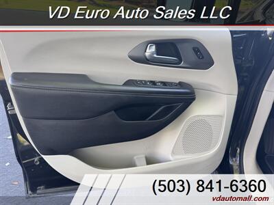 2022 Chrysler Pacifica Touring L  Clean title! - Photo 12 - Portland, OR 97218
