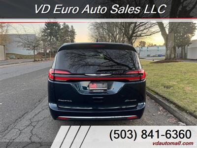 2022 Chrysler Pacifica Hybrid Touring L   - Photo 4 - Portland, OR 97218