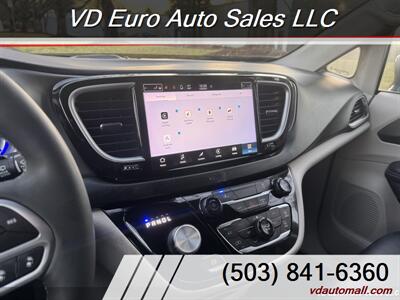 2022 Chrysler Pacifica Hybrid Touring L   - Photo 22 - Portland, OR 97218