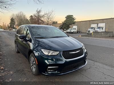 2022 Chrysler Pacifica Hybrid Touring L  