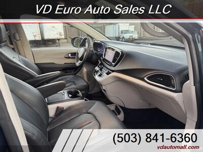 2022 Chrysler Pacifica Hybrid Touring L   - Photo 11 - Portland, OR 97218