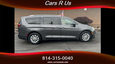2018 Chrysler Pacifica Touring L   - Photo 2 - Erie, PA 16506