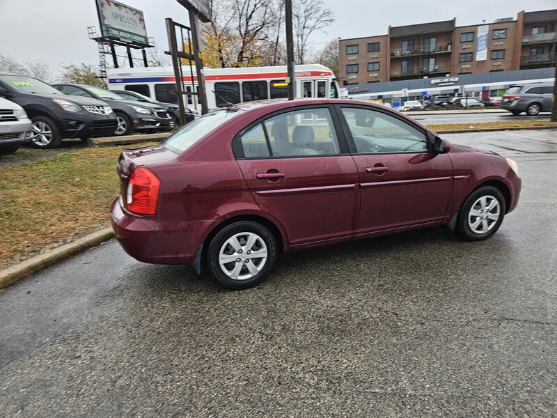 2009 Hyundai Accent GLS photo 6