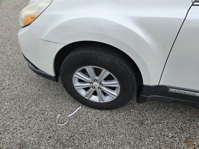 2010 Subaru Outback 2.5i photo 7