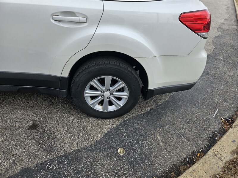 2010 Subaru Outback 2.5i photo 9