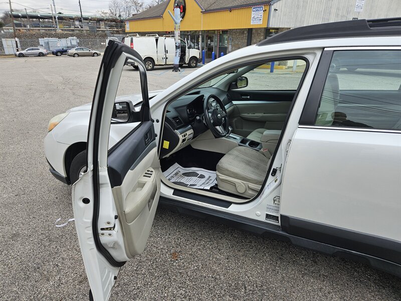 2010 Subaru Outback 2.5i photo 15