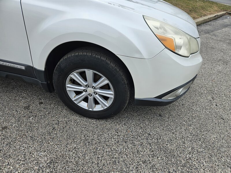 2010 Subaru Outback 2.5i photo 10