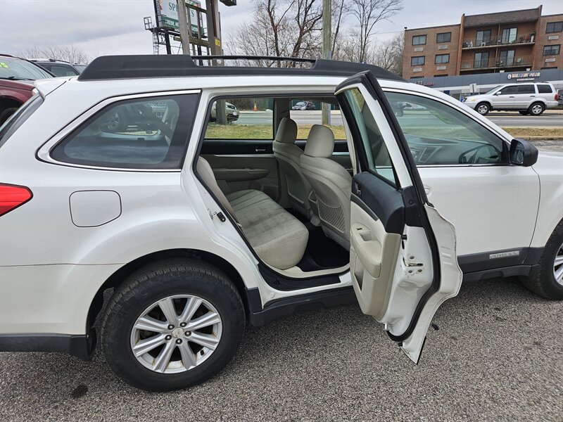 2010 Subaru Outback 2.5i photo 16