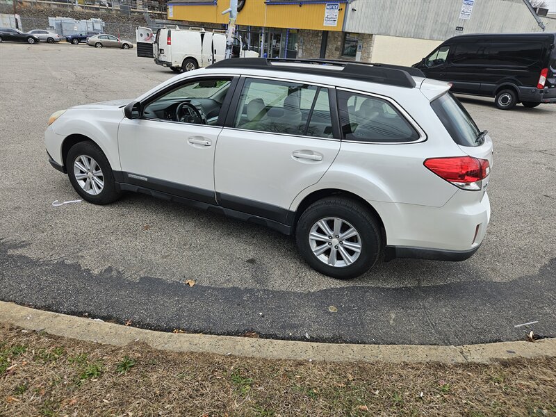 2010 Subaru Outback 2.5i photo 5