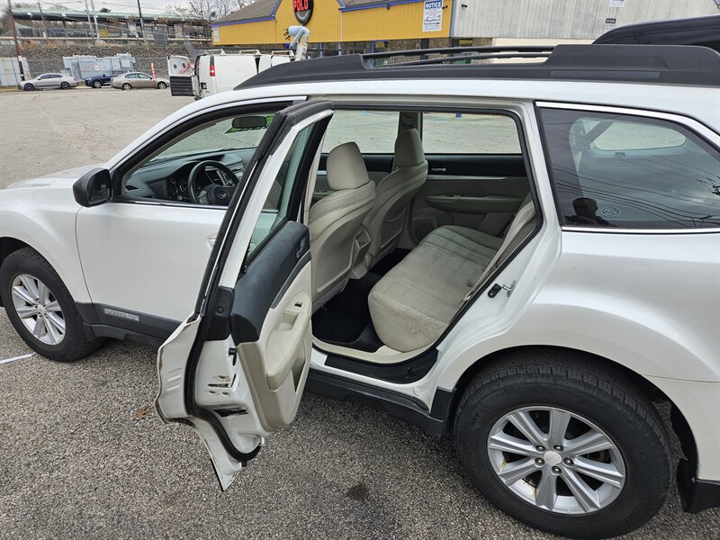 2010 Subaru Outback 2.5i photo 19