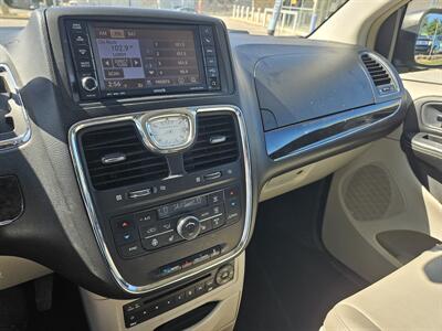 2011 Chrysler Town & Country Touring-L   - Photo 11 - Philadelphia, PA 19111