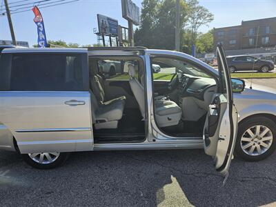 2011 Chrysler Town & Country Touring-L   - Photo 15 - Philadelphia, PA 19111