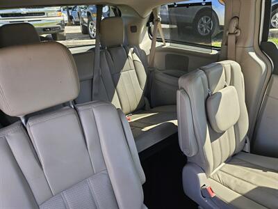 2011 Chrysler Town & Country Touring-L   - Photo 13 - Philadelphia, PA 19111