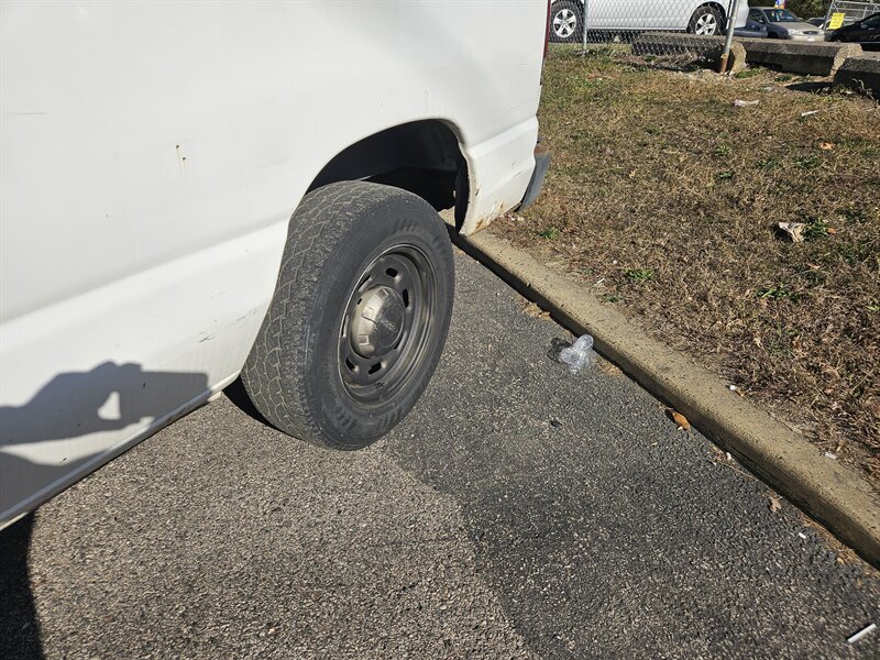 2005 Ford Econoline Van Commercial photo 10