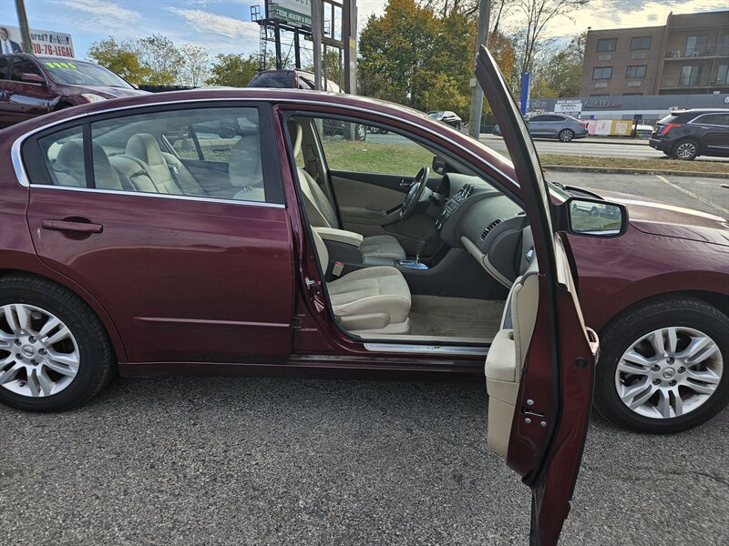 2011 Nissan Altima S photo 11