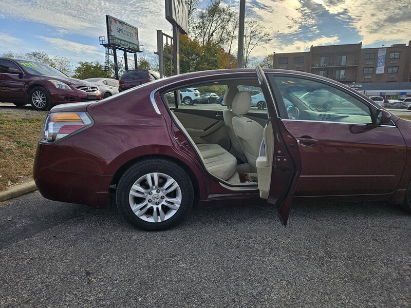 2011 Nissan Altima S photo 16