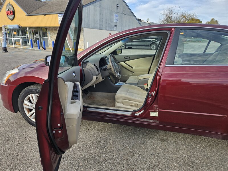 2011 Nissan Altima S photo 13