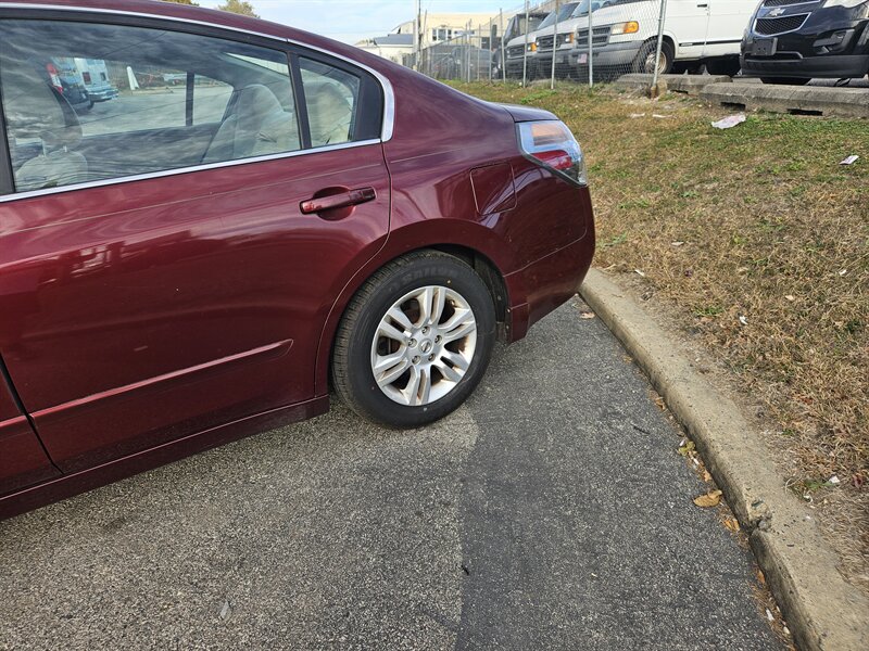 2011 Nissan Altima S photo 9