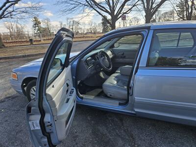 2005 Ford Crown Victoria LX   - Photo 11 - Philadelphia, PA 19111