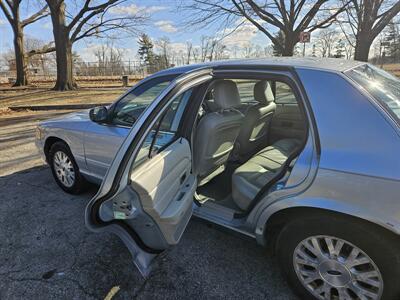 2005 Ford Crown Victoria LX   - Photo 12 - Philadelphia, PA 19111