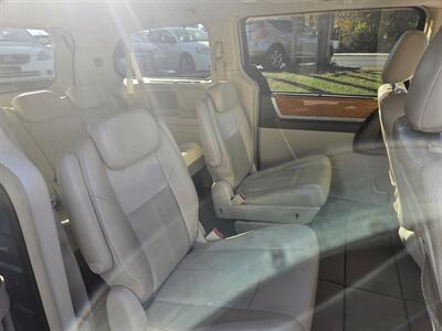 2010 Chrysler Town & Country Limited   - Photo 14 - Philadelphia, PA 19111