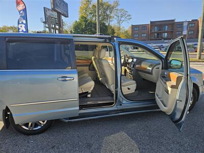 2010 Chrysler Town & Country Limited   - Photo 16 - Philadelphia, PA 19111