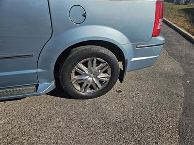 2010 Chrysler Town & Country Limited   - Photo 10 - Philadelphia, PA 19111