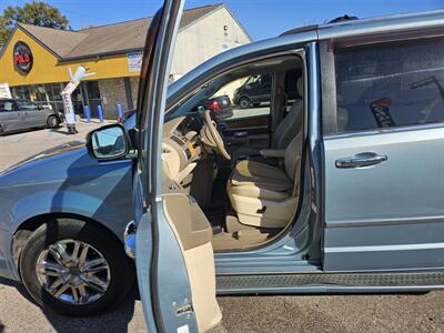 2010 Chrysler Town & Country Limited   - Photo 19 - Philadelphia, PA 19111