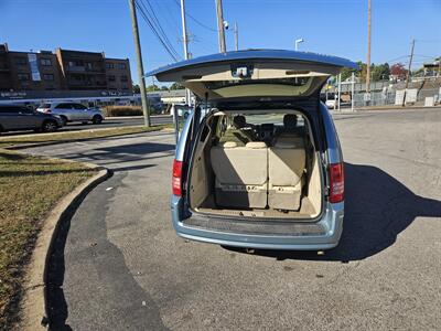 2010 Chrysler Town & Country Limited   - Photo 20 - Philadelphia, PA 19111