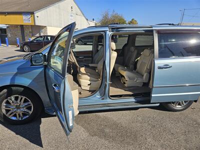 2010 Chrysler Town & Country Limited   - Photo 21 - Philadelphia, PA 19111