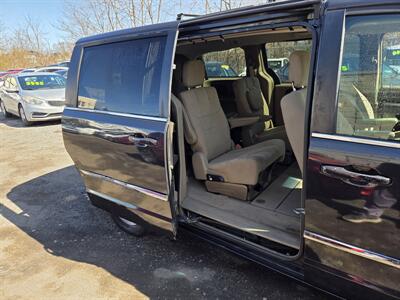 2011 Chrysler Town & Country Touring   - Photo 10 - Philadelphia, PA 19111