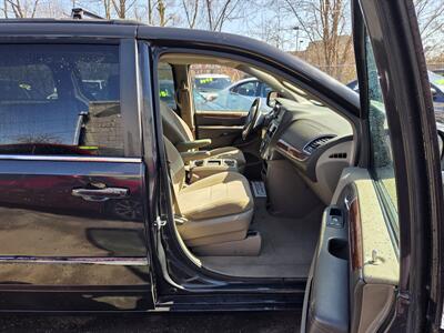 2011 Chrysler Town & Country Touring   - Photo 12 - Philadelphia, PA 19111