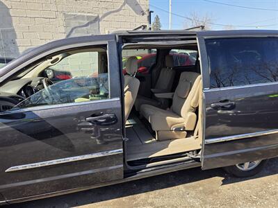 2011 Chrysler Town & Country Touring   - Photo 15 - Philadelphia, PA 19111