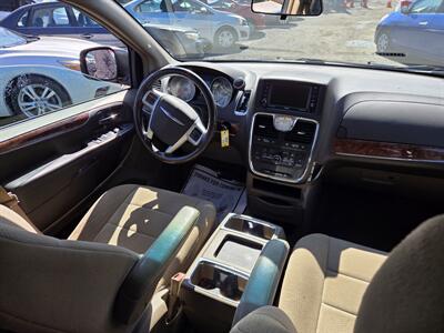 2011 Chrysler Town & Country Touring   - Photo 11 - Philadelphia, PA 19111