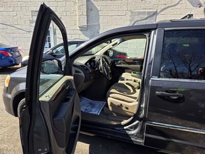 2011 Chrysler Town & Country Touring   - Photo 16 - Philadelphia, PA 19111