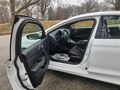 2016 Chrysler 200 S S   - Photo 11 - Philadelphia, PA 19111