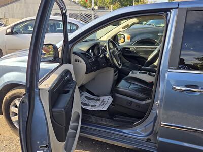 2011 Chrysler Town & Country Touring-L   - Photo 16 - Philadelphia, PA 19111