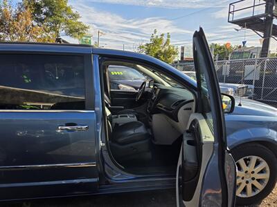 2011 Chrysler Town & Country Touring-L   - Photo 12 - Philadelphia, PA 19111