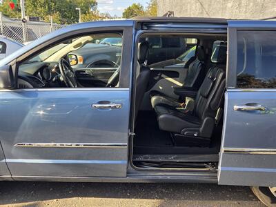 2011 Chrysler Town & Country Touring-L   - Photo 15 - Philadelphia, PA 19111