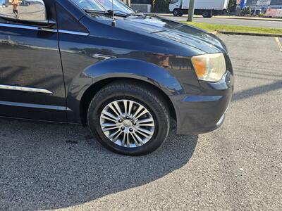 2013 Chrysler Town and Country Touring-L   - Photo 19 - Philadelphia, PA 19111