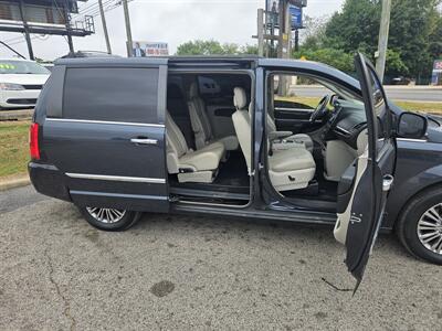 2013 Chrysler Town and Country Touring-L   - Photo 15 - Philadelphia, PA 19111