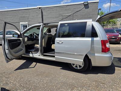 2011 Chrysler Town and Country Touring   - Photo 11 - Philadelphia, PA 19111