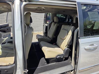 2011 Chrysler Town and Country Touring   - Photo 12 - Philadelphia, PA 19111