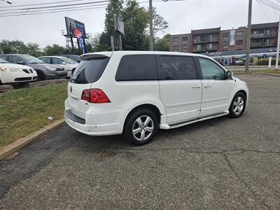 2010 Volkswagen Routan SE   - Photo 2 - Philadelphia, PA 19111