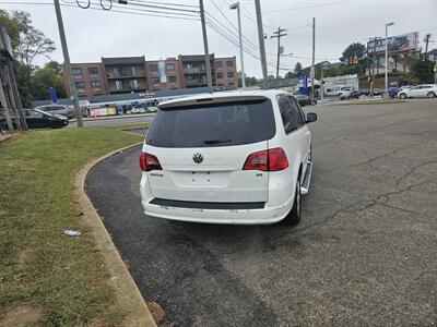 2010 Volkswagen Routan SE   - Photo 3 - Philadelphia, PA 19111