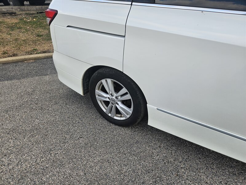 2011 Nissan Quest LE photo 6