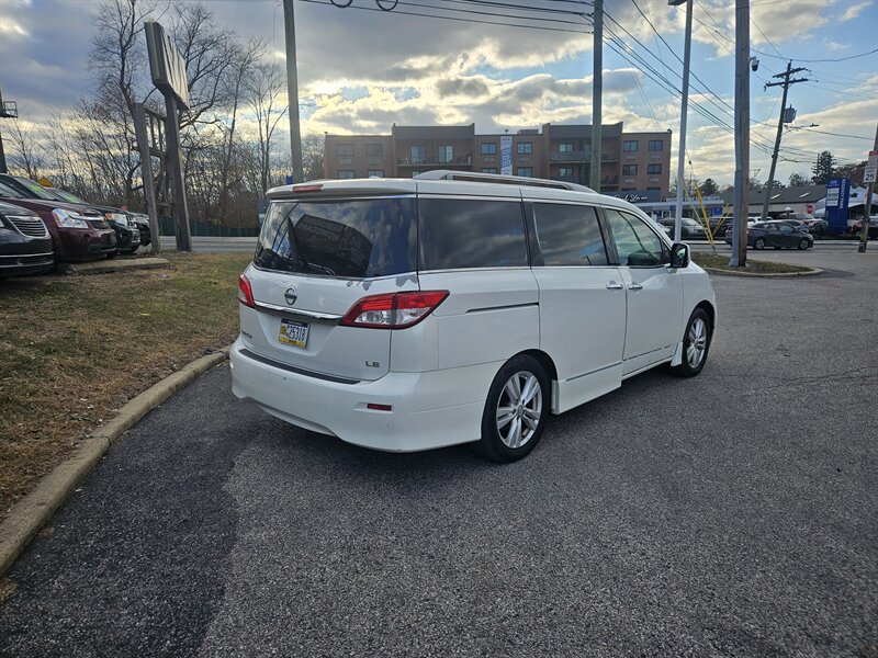 2011 Nissan Quest LE photo 4